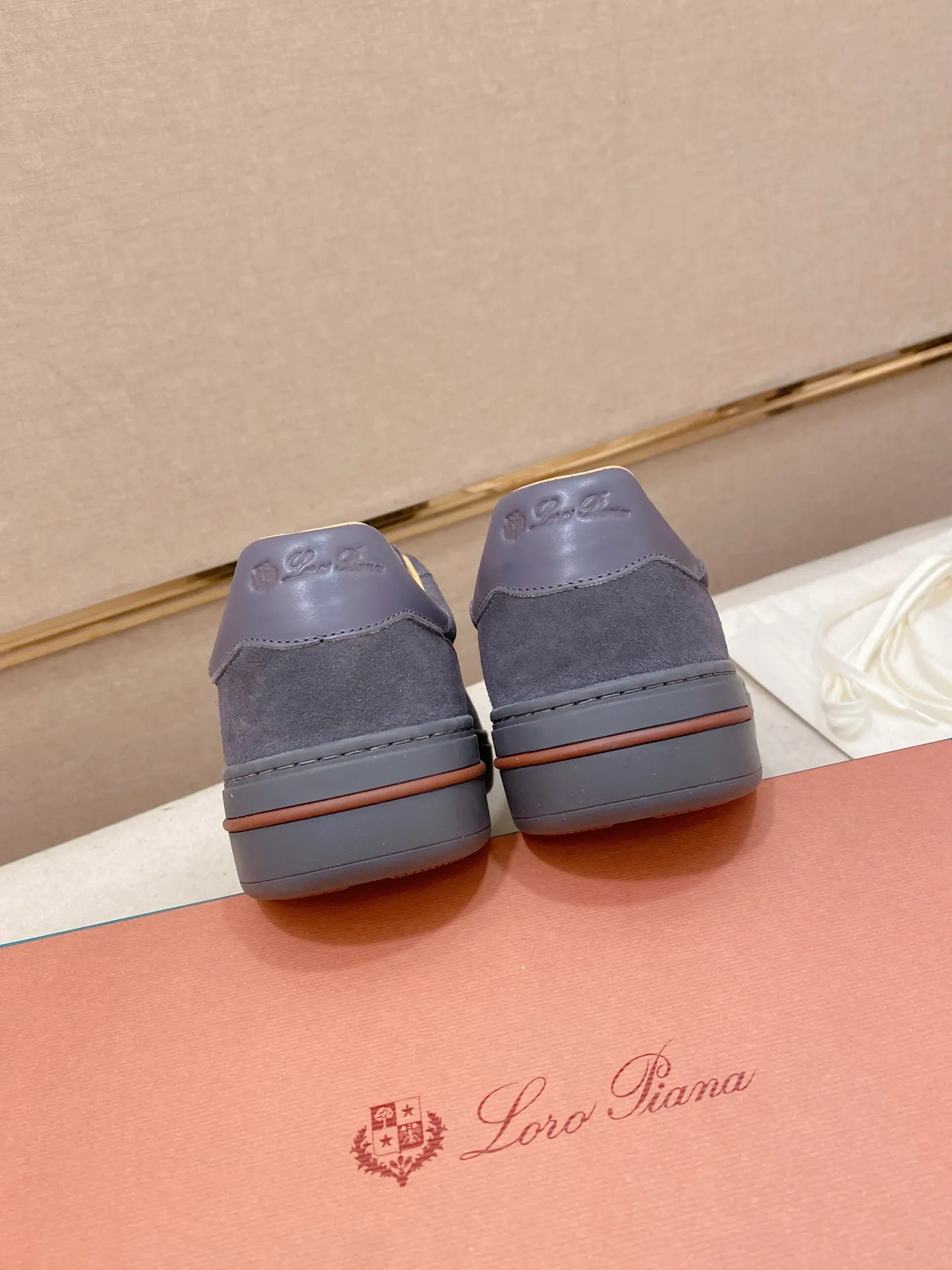 Men's shoes💰: 580💰🔥𝐥𝐨𝐫𝐨 𝐏𝐢𝐚𝐧𝐚 lp classic loafers, an Italian treasure brand, the only brand that can match Hermès! Only after wearing it do we realize that we can’t live up to our feet. The upper is made of imported first-layer cowhide with breathable fly-knit fabric, water-dyed cowhide foot pads, and the official original glass rubber outsole and pendant. Exclusive original packaging (tag ➕ brand paper ➕ outer box ➕ hand bag) code number: 38-44. Can be customized 45-46